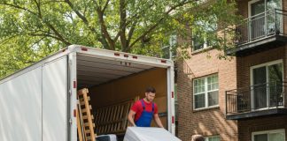 Cum îți ușurează mutarea un serviciu de transport mobilier București