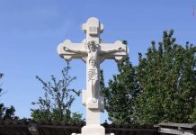 Răstigniri și troițe din piatră – la comandă