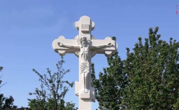 Răstigniri și troițe din piatră – la comandă