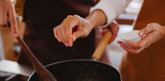 Descoperă oalele emailate: la ce le poți folosi în bucătăria de zi cu zi fără să le deteriorezi