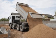 Nisipul umed cântărește altfel: micul detaliu pe care mulți proprietari îl ignoră la comandă