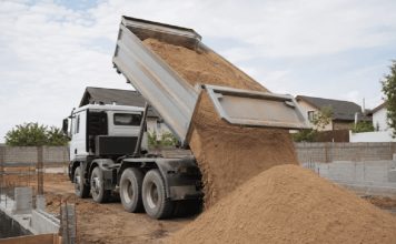 Nisipul umed cântărește altfel: micul detaliu pe care mulți proprietari îl ignoră la comandă