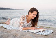 Poți purta lentile de contact la plajă?